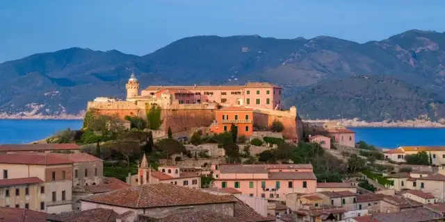 Jak dojechać na wyspę Elbę? Sprawdź najlepsze opcje transportu