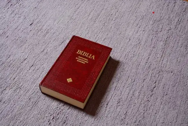 W którym roku powstała biblia? Odkryj tajemnice jej powstania