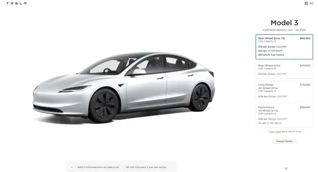 Srebrny Tesla Model 3 z czarnymi felgami, widok z boku.