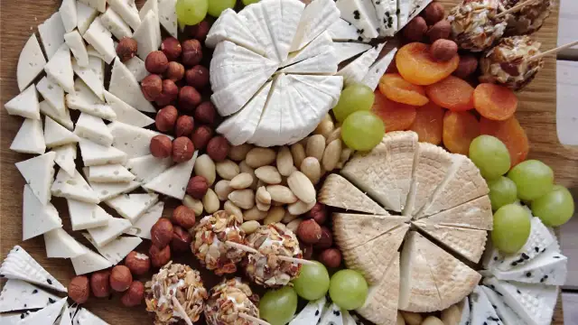 Jak podać sery na stół: sekrety idealnej deski serów