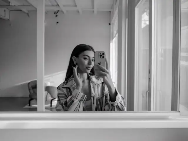 Jak zrobić zdjęcie w lustrze, aby wyglądało profesjonalnie i estetycznie