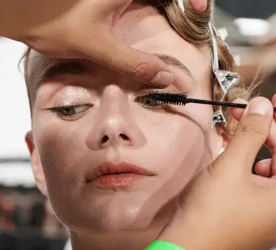 Jak odświeżyć tusz do rzęs i uniknąć jego wyrzucenia?