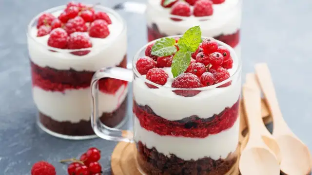 Pomysły na pyszne desery: co można zrobić z galaretką w kuchni