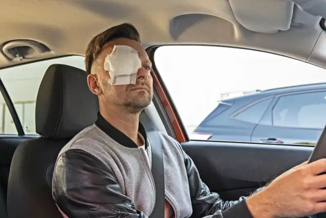 Powrót za kierownicę po udarze: Czy to możliwe? Pełny poradnik