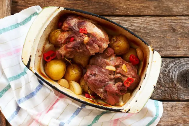 Prosta wieprzowina z piekarnika z ziemniakami, która zachwyci rodzinę