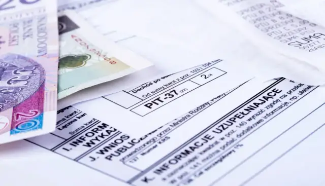 Formularz PIT-37, polskie banknoty i paragony fiskalne.