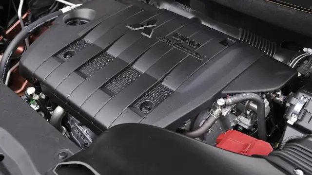 Silnik Mitsubishi Outlander z napisem "DI-D COMMON RAIL" i logo Mitsubishi.
