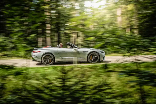 Mercedes-AMG SL 63 (R232): V8 vs 911. Który roadster wybrać?