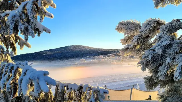 Góry Świętokrzyskie zimą: szlaki, narty i atrakcje. Twój przewodnik!