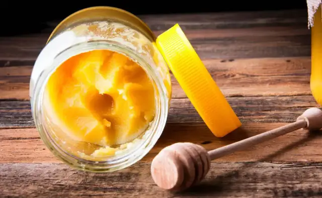 Czy miód się krystalizuje? Odkryj przyczyny i skutki tego zjawiska