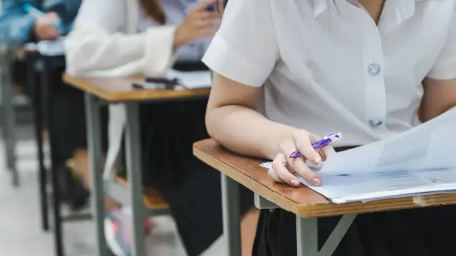 Uczniowie piszą egzamin. Zastanawiasz się, ile punktów można zdobyć na maturze z polskiego?