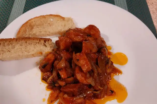 Kiełbasa w sosie pomidorowym: Sekrety sosu i idealnej kiełbasy