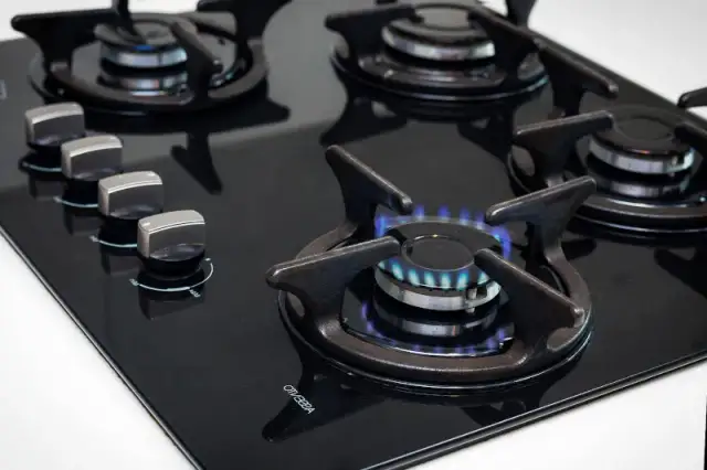 Jak skutecznie czyścić szklaną płytę gazową bez uszkodzeń?