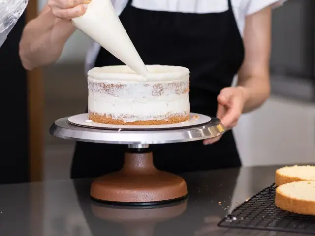 Ozdoby na tort jak zrobić samemu – proste pomysły, które zaskoczą