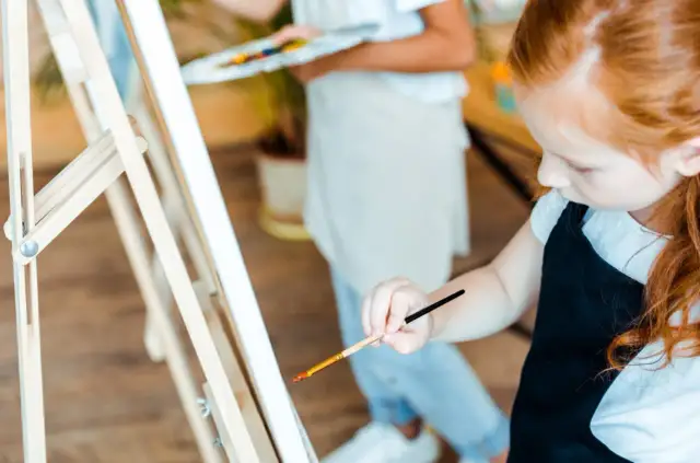 Kreatywne wakacje, czyli jak artystyczne kolonie i obozy dla dzieci i młodzieży Kogis rozwijają pasje i talenty