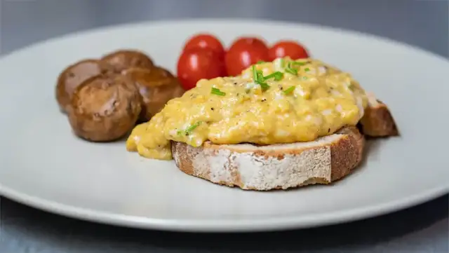 Jak zrobić dietetyczną jajecznicę - zdrowe przepisy na niskokaloryczne danie