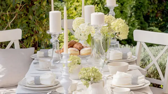 Jak pięknie ubrać stół na komunię? Praktyczne porady i inspiracje