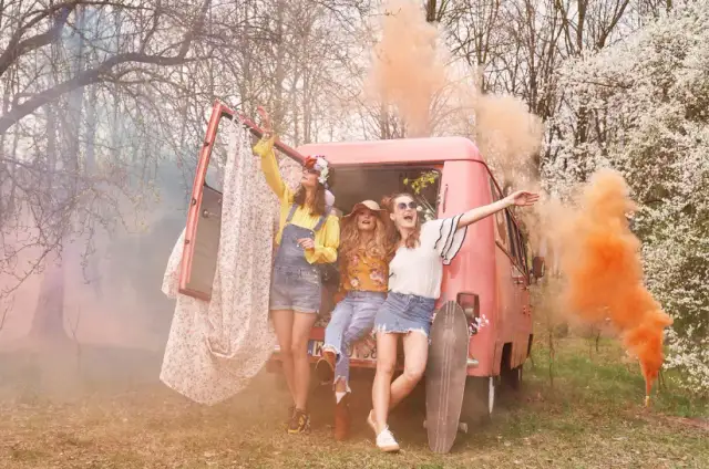 Co ubrać na majówkę? Sprawdź, jak uniknąć modowych wpadek