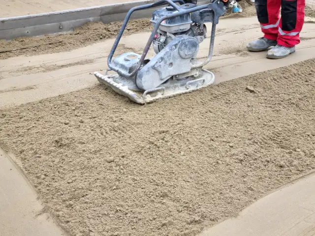 Piasek czy żwir pod kostkę: co wybrać, aby uniknąć problemów?