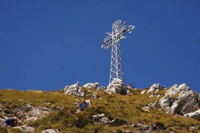 Kiedy postawiono krzyż na Giewoncie? Zaskakujące fakty i historia