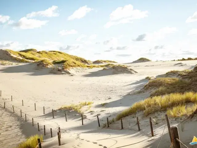 Łeba: Odkryj ruchome wydmy, plaże i top atrakcje dla każdego!