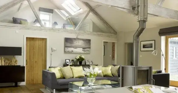 Co to antresola w mieszkaniu? Poznaj zalety i zastosowania tej przestrzeni