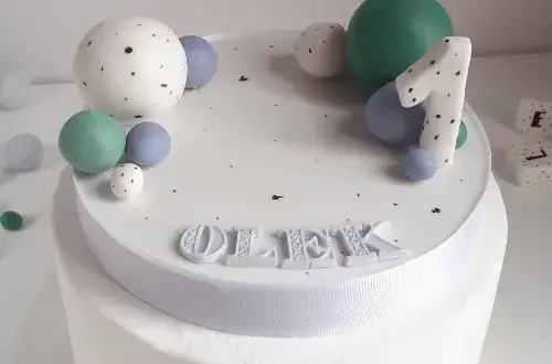 Jak zrobić tort ze styropianu - proste kroki do idealnej dekoracji