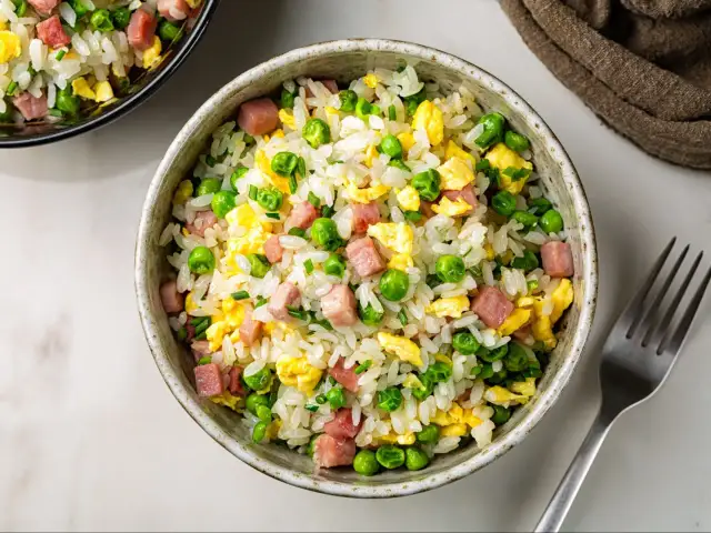 Ryż na obiad: 20+ pomysłów na szybkie i sycące dania z ryżem