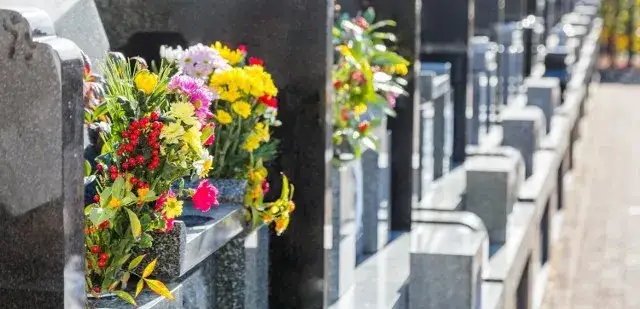 Jak zrobić ikebanę na cmentarz, aby uczcić pamięć bliskich