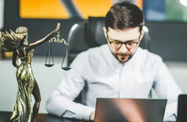 Czego nie wolno adwokatowi? 10 zakazanych praktyk prawnych