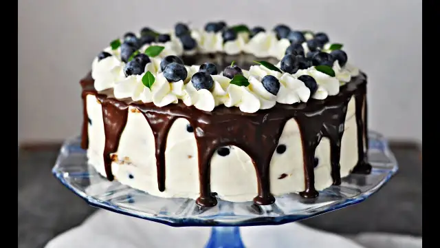 Jak zrobić idealną polewę czekoladową na tort – prosty przepis bez grudek