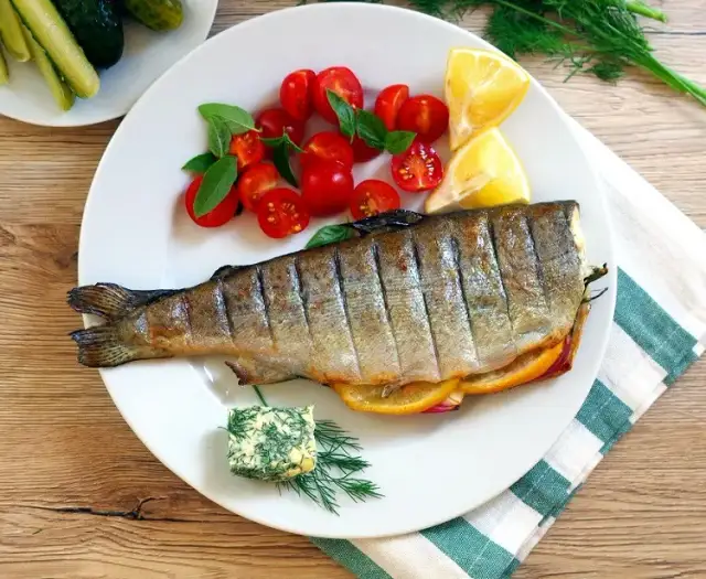 Jak przygotować pstrąga z grilla, aby był idealnie soczysty?