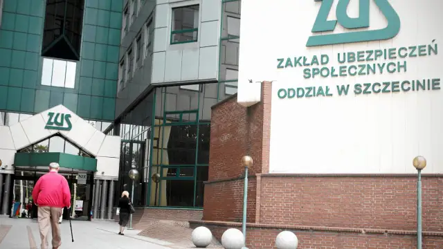 Budynek ZUS w Szczecinie z napisem "Zakład Ubezpieczeń Społecznych".
