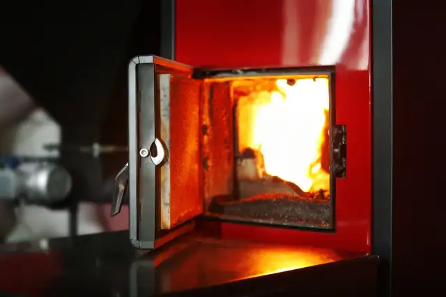 Jaka temperatura pieca na pellet zapewni ciepło w grzejnikach? Sprawdź optymalne ustawienia!