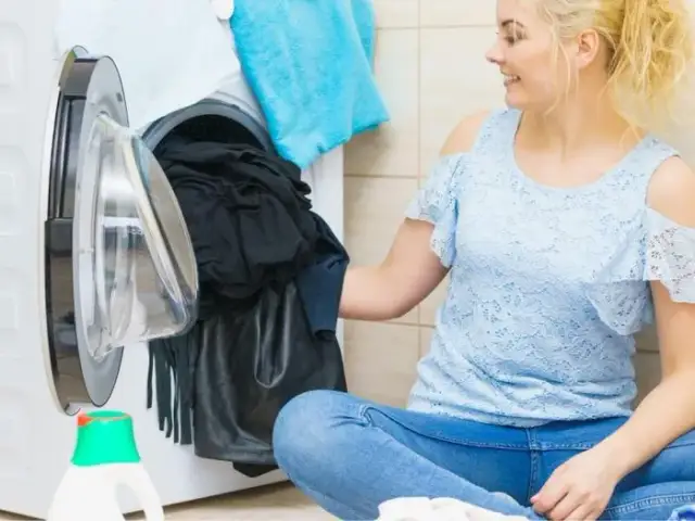 Jak prać czarne ubrania, aby uniknąć blaknięcia i zniszczeń