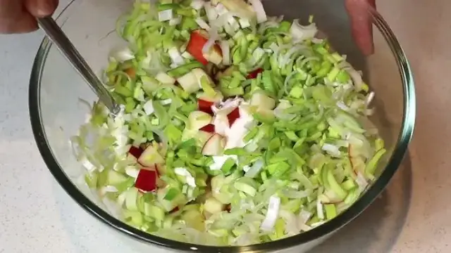 Jak przygotować pora do sałatki, aby zaskoczyć smakiem i świeżością