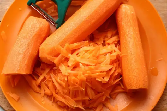 Jakie surówki do kopytek? Sprawdź najlepsze przepisy na sałatki