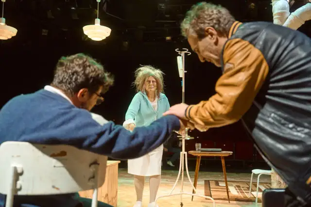 Spektakl pół na pół - zaskakująca fabuła i emocjonujące recenzje