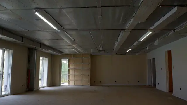 Sufit podwieszany w salonie - jak samodzielnie zamontować sufit podwieszany?