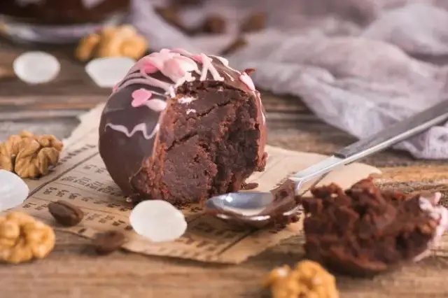 Łatwe przepisy na ciasto bajaderka z resztek ciast, które zachwycają