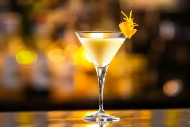 Najlepsze drinki z likierem jajecznym, które zachwycą Twoich gości