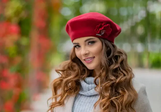 Jak zakładać beret damski: 5 trików na idealne dopasowanie