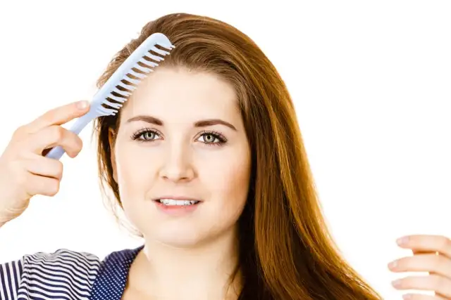 Jak ułożyć włosy damskie: proste techniki, które odmienią Twój styl