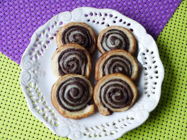 Prosty przepis na ciasto francuskie z czekoladą, które zachwyci wszystkich