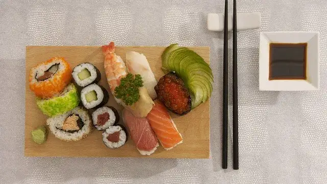 Z czym jeść sushi? Odkryj najlepsze dodatki i akcesoria