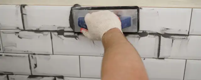 Najlepsza fuga pod prysznic - uniknij problemów z wilgocią i pleśnią