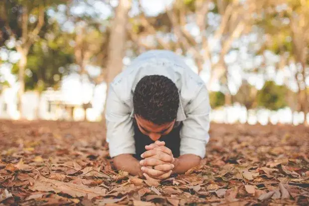 Jak modlitwa za człowieka który sprawia mi ból może przynieść ulgę