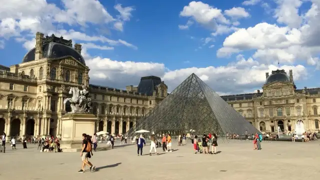 W jakim państwie znajduje się Luwr? Odkryj jego fascynującą lokalizację