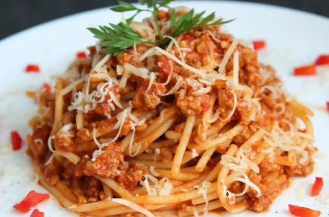 Prawdziwe spaghetti bolognese – tradycyjny przepis na idealny sos