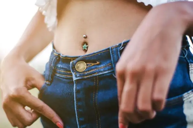 Ile goi się kolczyk w pępku? Poznaj najważniejsze wskazówki i objawy